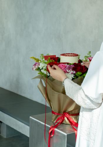 باقة ريجال الذهبية مع كيك أحمر