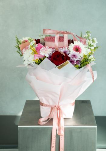 Pink Symphony Bouquet & Pink Cake