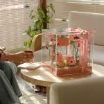 علبة وردية أنيقة مع كيك