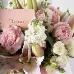 باقة ليلي أنيقة مع أزهار متنوعة