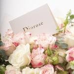 روزي وايت – باقة ورود بيضاء ناعمة مزينة بأوراق الأوكالبتوس العطرية