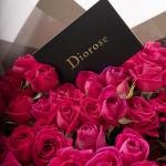 باقة ورود سبراي بلون هوت بينك نابض بالحيوية والأنوثة