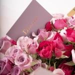 باقة ورود سبراي باللون البنفسجي الناعم مع أوراق الأوكالبتوس المنعشة