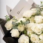 باقة ورود سبراي بلون سنو وايت مع أوراق الأوكالبتوس المنعشة